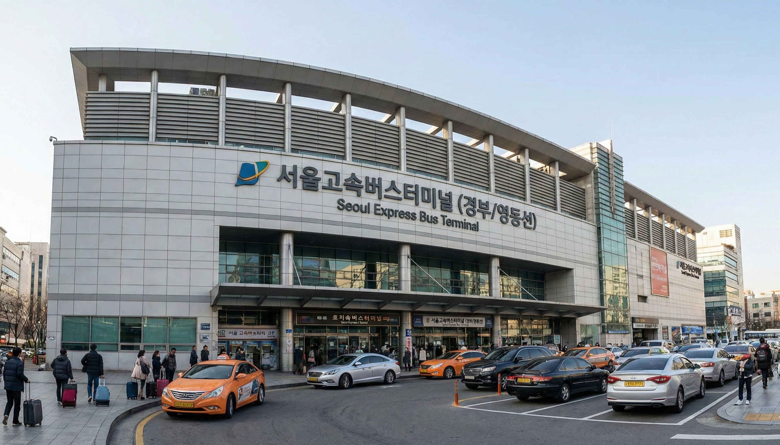 서울 강남 고속버스터미널 건물 외부 전경