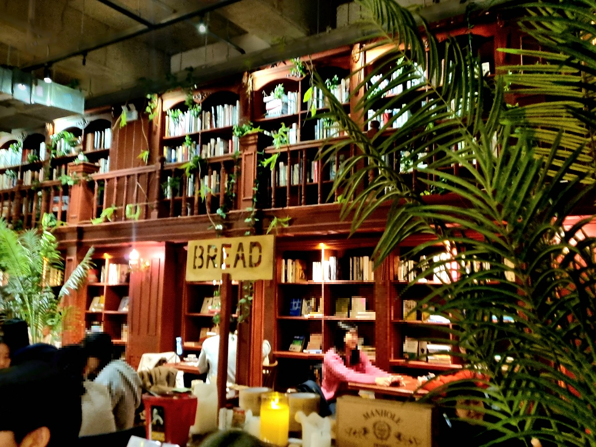 당산 맨홀커피 본점: 영국 가정 모티브&amp;#44; 아늑한 서울 크리스마스 트리 카페