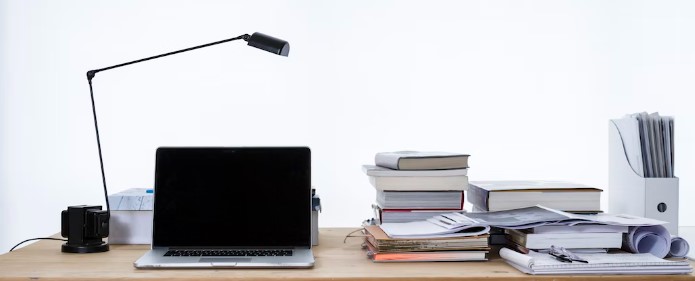 책상위에-책과-노트북이-있는-이미지