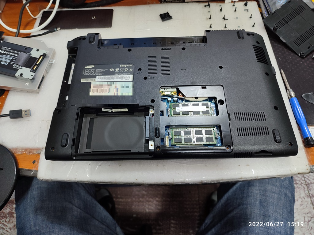 노트북 분해 중