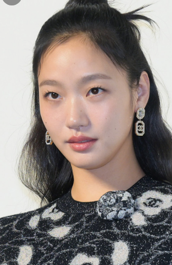 파격적인 노출연기로 데뷔한 현재 최고의 스타