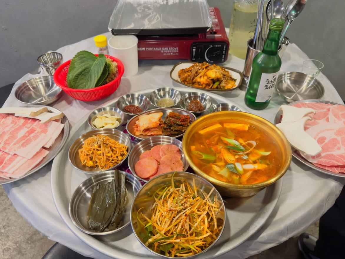 푸짐하게 차려진 생방송투데이 냉동삼겹살한상