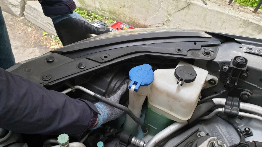 헤드라이트 본체 빼는 모습