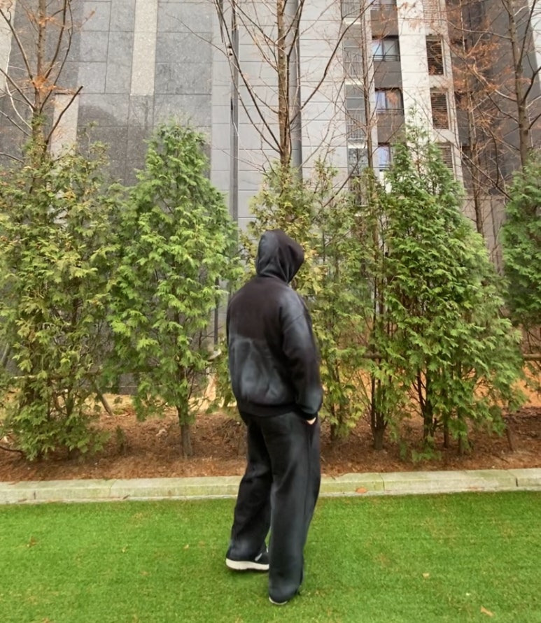 데일리룩('25. 12. 10.)루오에스펙 울니트햇 버킷햇 니트비니 벙거지 사파리햇, 갓디스 갓디스짐웨어 헤비워싱 오버핏 빈티지 후드티 트레이닝팬츠, 뉴발란스 480v5 블랙