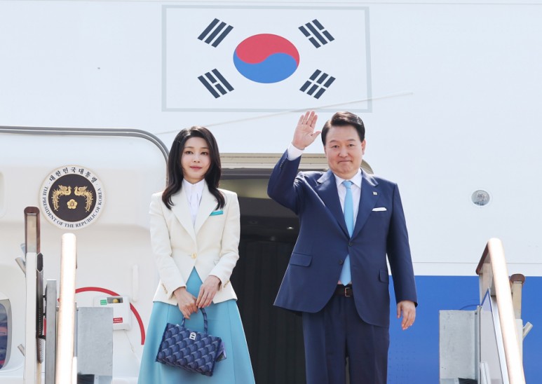 국가비상금으로 500억 넘게 해외여행 다닌 부부