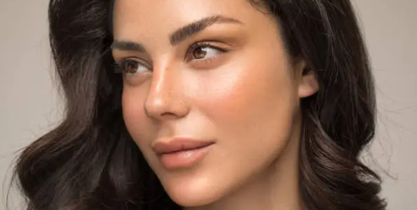 젊은 여성 얼굴의 사진