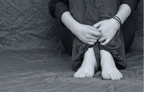 불면증해소방법_잠못자고 앉아있는 사람