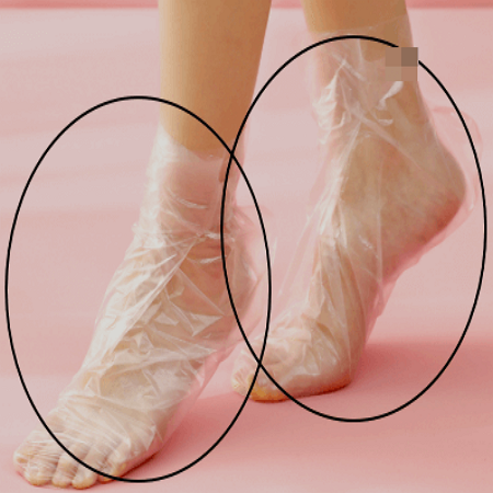 발 각질 팩을 하고 있는 여성의 모습