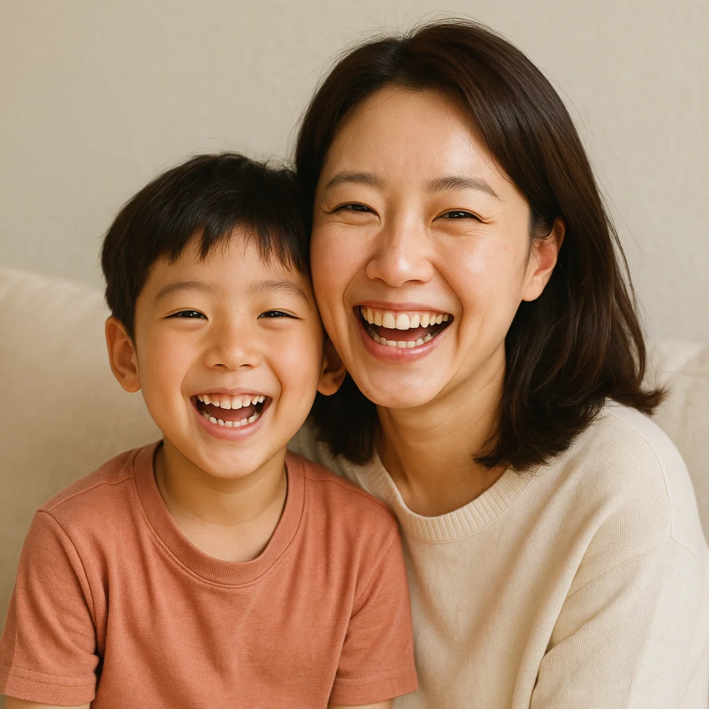 밝게 웃고있는 한국인 30대 엄마와 7살아들