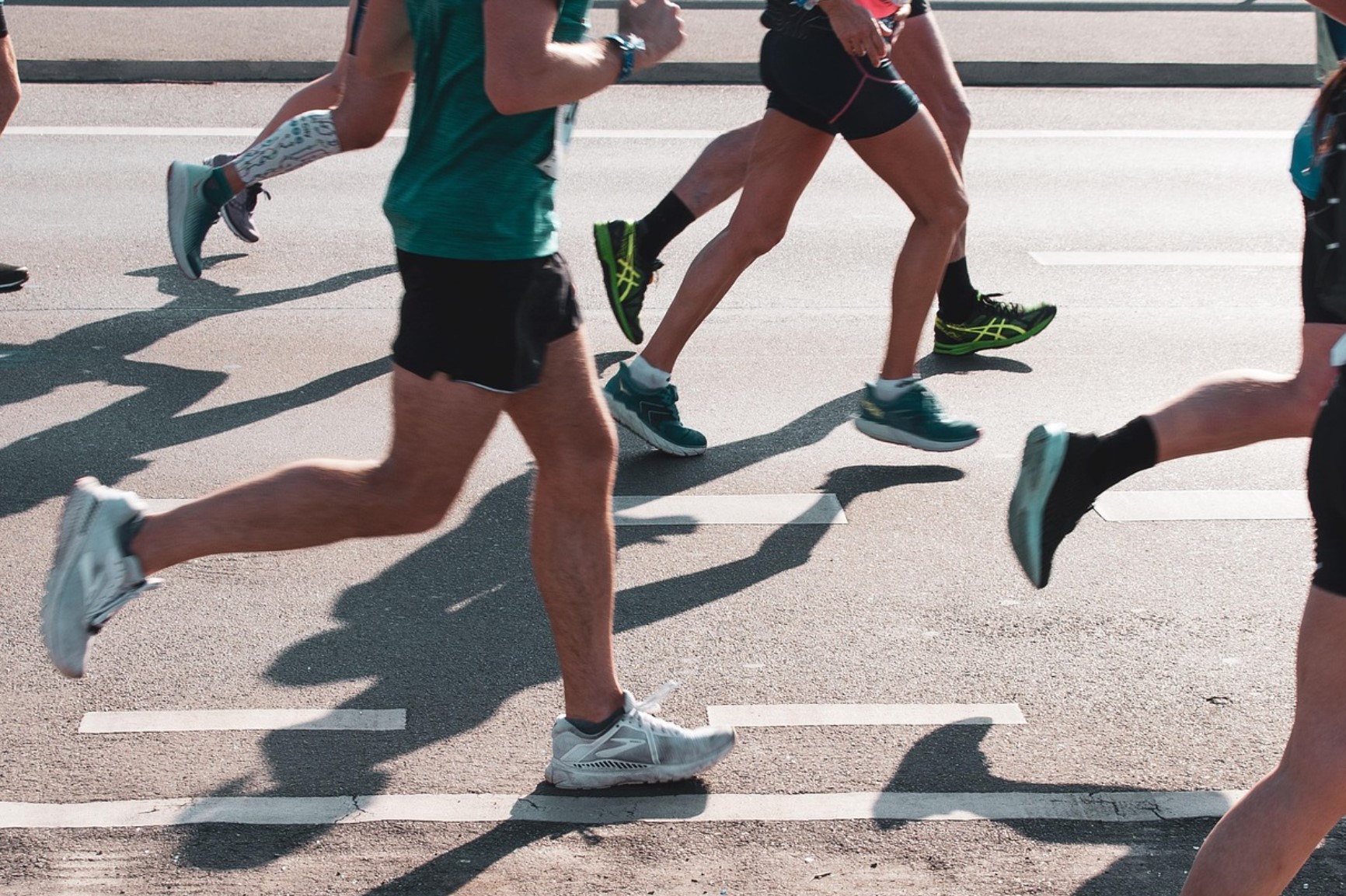 걷기와 마라톤 운동중인 사진