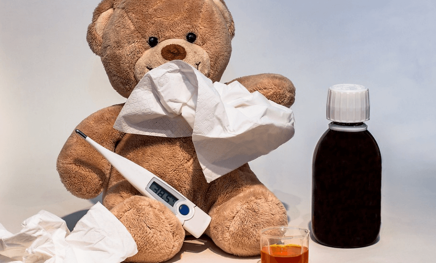 편도선이 붓는 이유로 온도계와 감기에 좋은 시럽 화장지가 놓여 있다