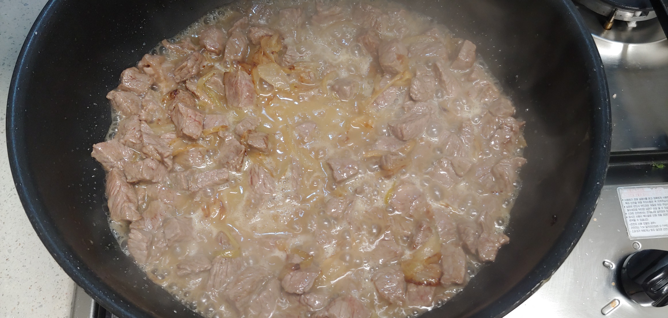 화이트와인 100ml를 먼저 넣어 끓여주면서 알코올을 날려줬습니다.