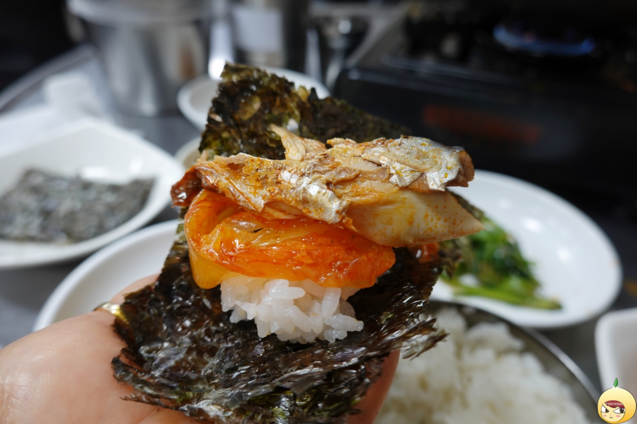 구운 김에 고등어김치찜을 올려