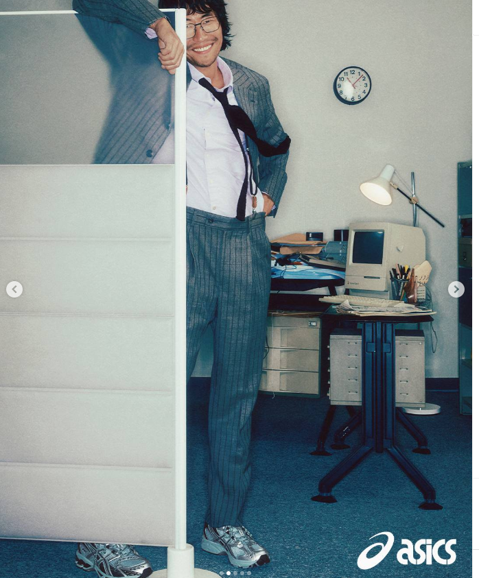 아식스 젤 님버스 10.1 그레이 슈트와 착용