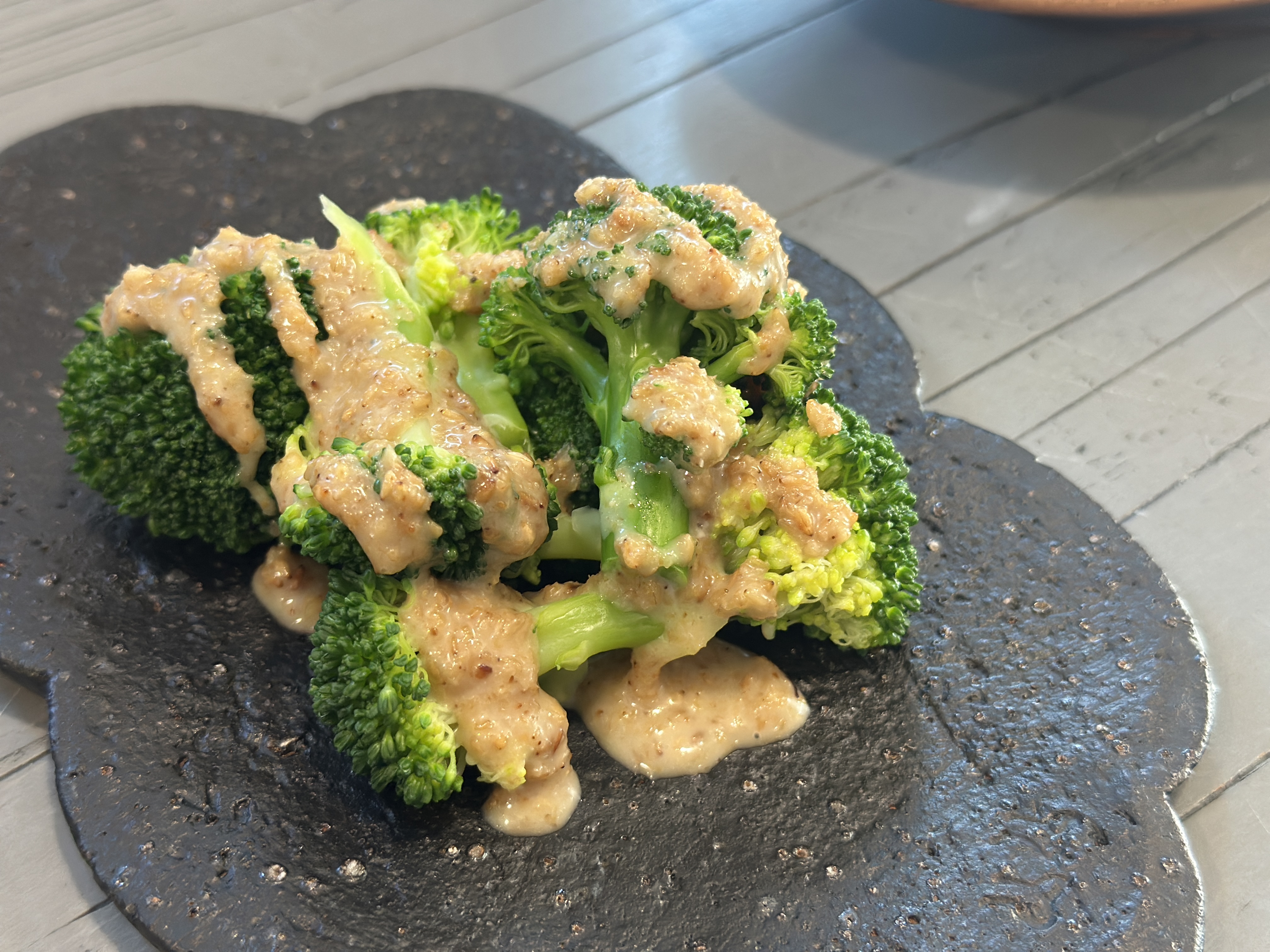 꼬소함을 듬뿍 느낄 수 있는 브로컬리 샐러드