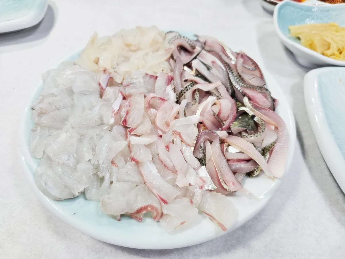 거제도-고현시장-칠천도횟집-회-중사이즈