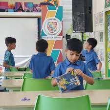 책상에 앉아있는 학생