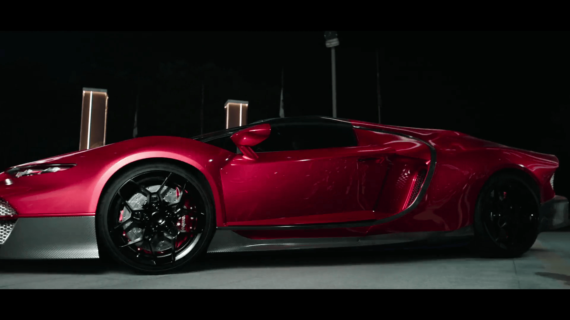 "21세기 대군부인 속 성희주(아이유)가 부가티 뚜르비용을 운전하는 모습"