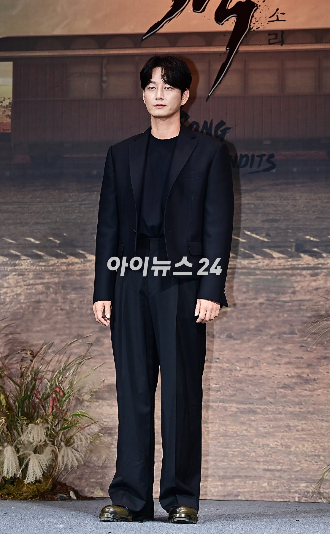 배우 이현욱이 이 19일 오전 서울 중구 엠배서더 서울 풀만에서 열린 넷플릭스 '도적: 칼의 소리' 제작발표회에서 포토타임을 갖고 있다. [사진=곽영래 기자]