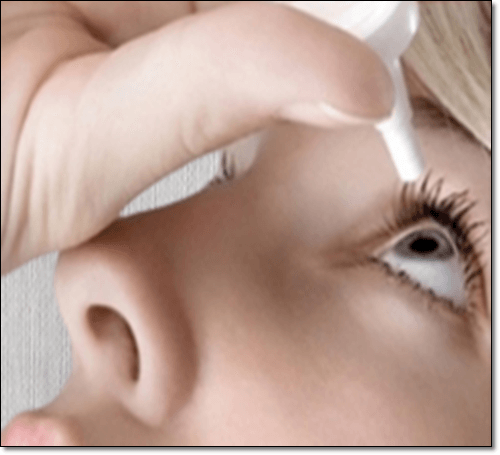 인공 눈물 투여하는 여자