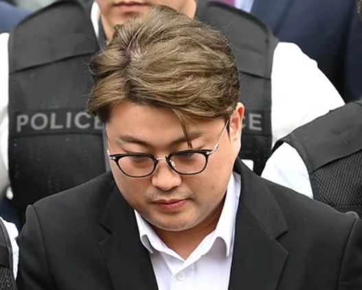 가수 김호중 목발짚고 등장 충격적인 검찰 구형