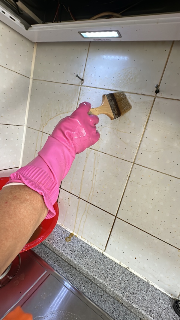 외부를 붓을 이용하여 약품을 바르고 있습니다.