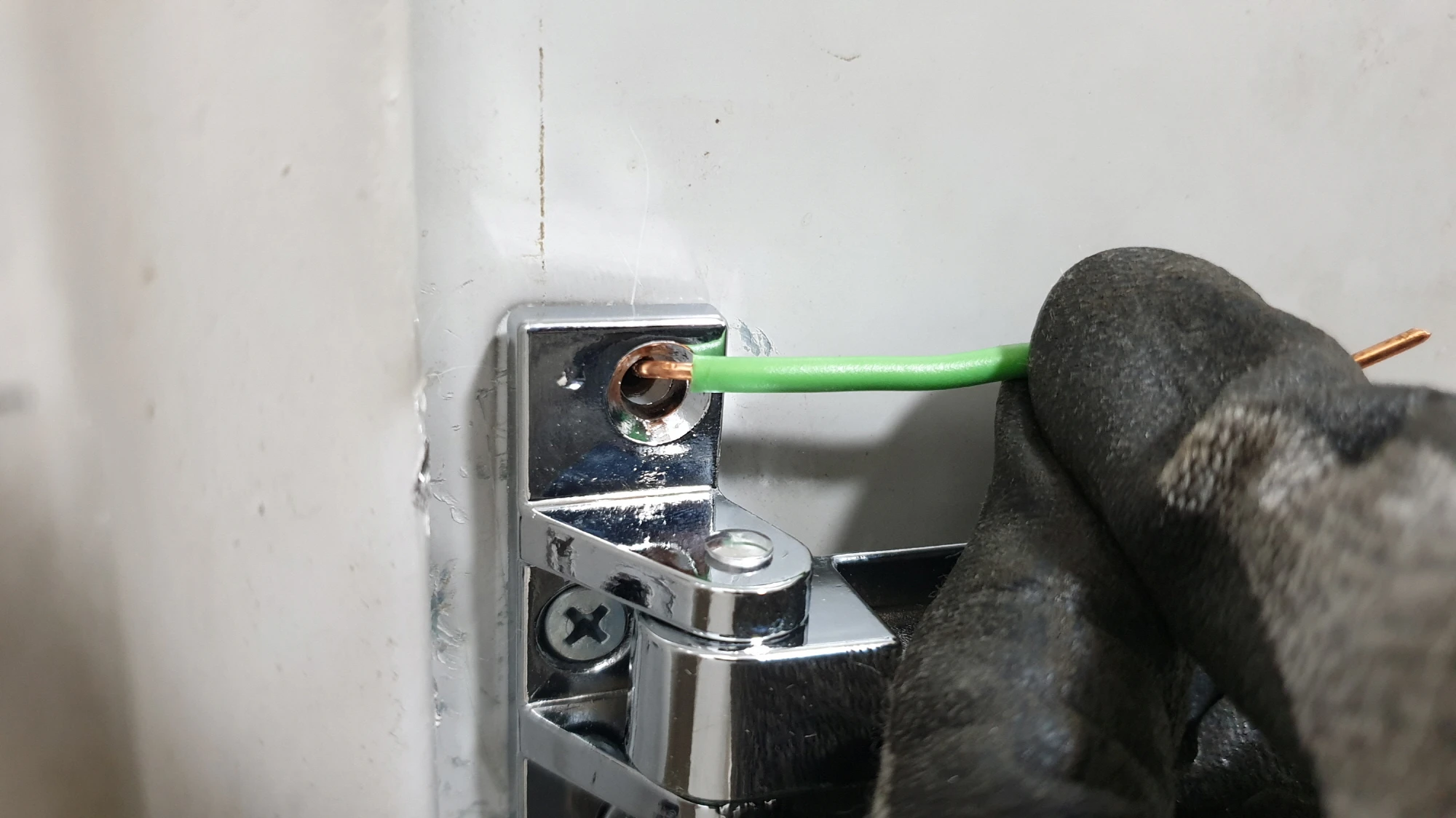 현관문 안전고리 고정하는 모습