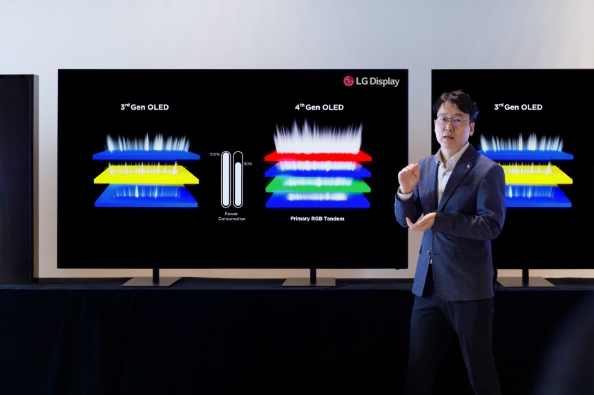 지난 1월 16일 마곡 LG사이언스파크에서 열린 'LG디스플레이 4세대 OLED 패널 기술 설명회'에서 이진상 연구위원이 4세대 OLED 기술을 시연하고 있다.