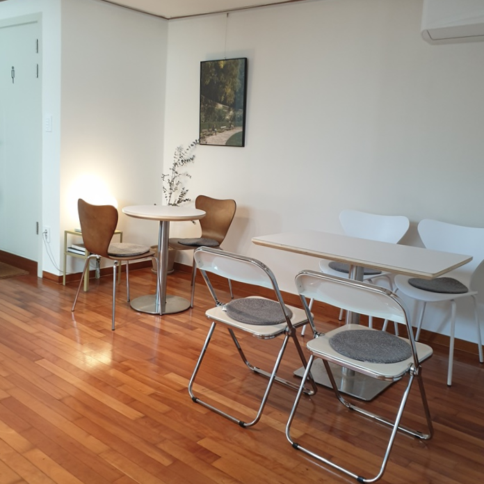 은곡마을-세곡동에-있는-한옥-갤러리카페-에이치오름-주문받는곳-건너편에-있는-방엔-조금더-프라이빗한-두테이블과-화장실이-보인다