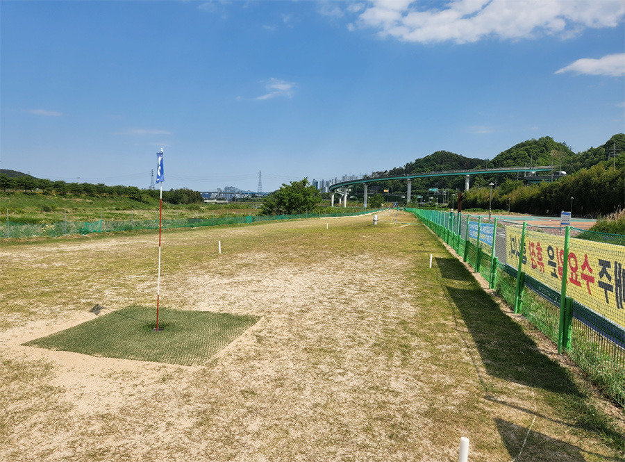 울산 범서파크골프장. 울산 울주군 범서읍 천상리 1041-77번지 (태화강변)
