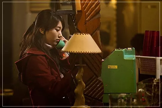 영화-건축학개론-승민에게-전화를-걸고-있는-서연
