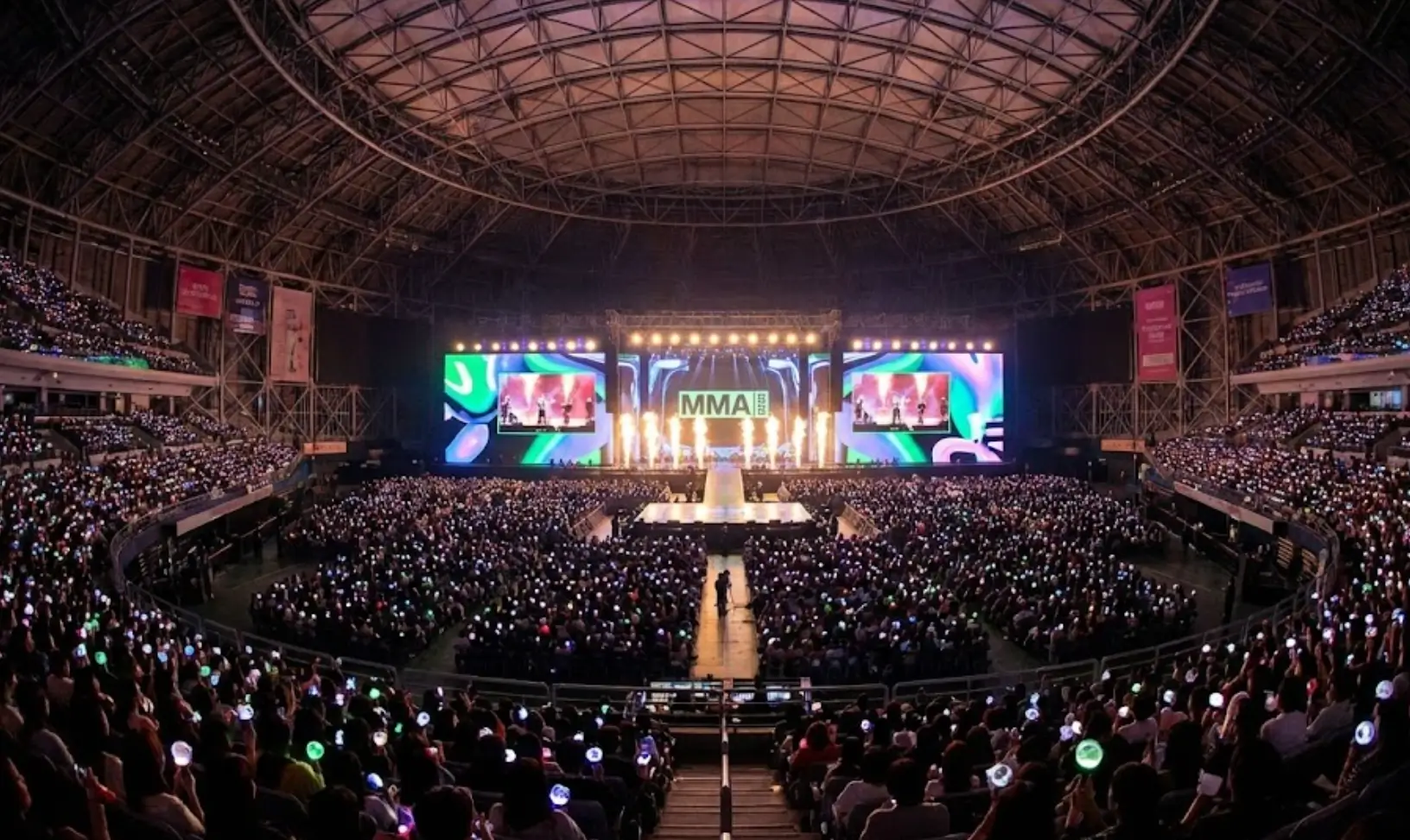 수많은 팬들의 응원봉 불빛으로 가득 찬 2025 멜론뮤직어워드 고척 스카이돔 현장 전경