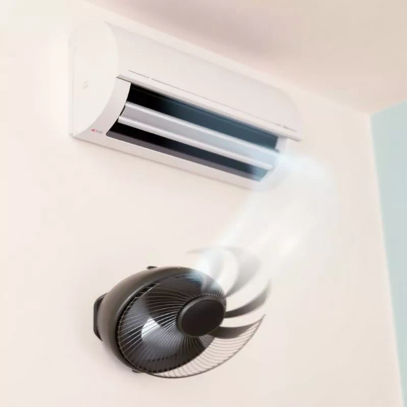 "에어컨과 함께 작동 중인 서큘레이터가 천장을 향해 바람을 보내고 있다."