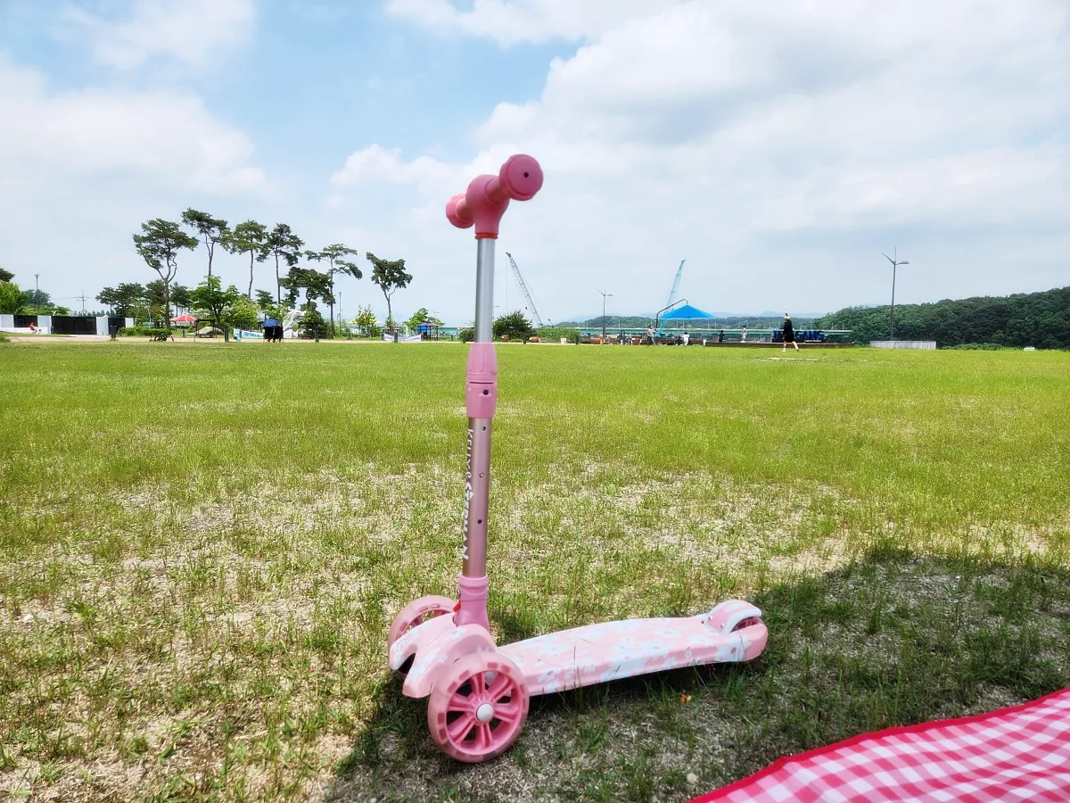 켈리앤스태판-킥보드-세워둔-모습