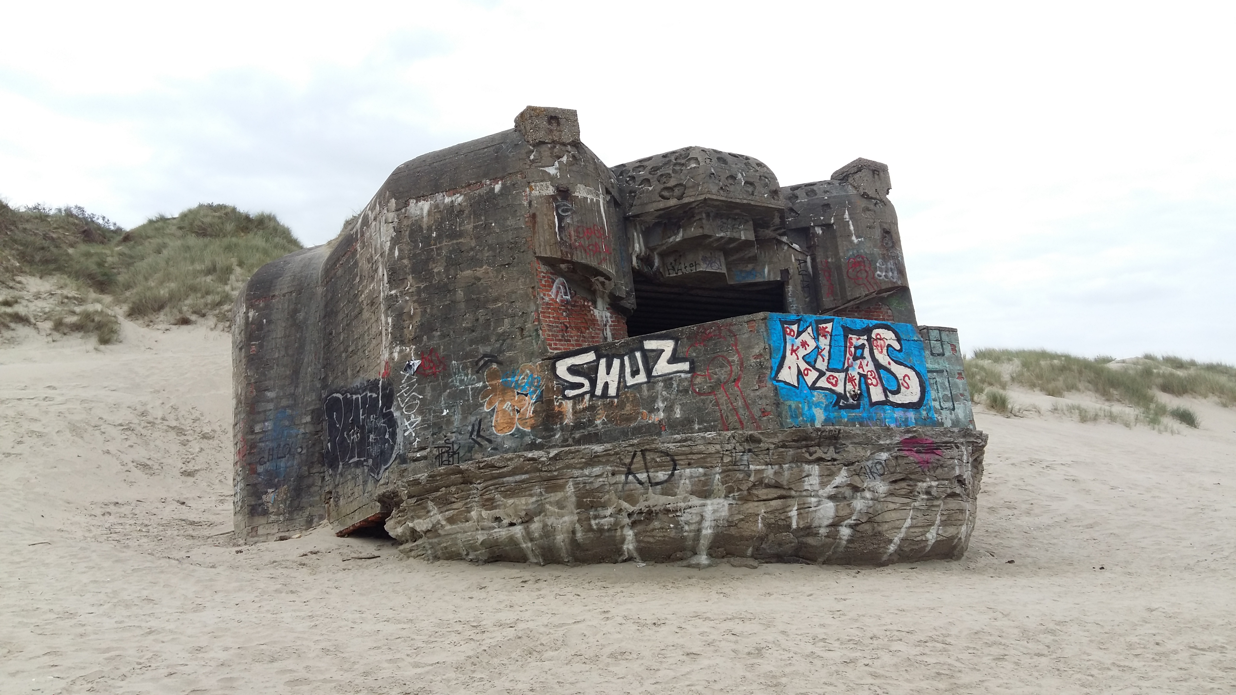 프랑스 됭케르크 벙커에 그라피티