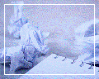 스트레스 받아서 종이를 찢어 구긴 모습