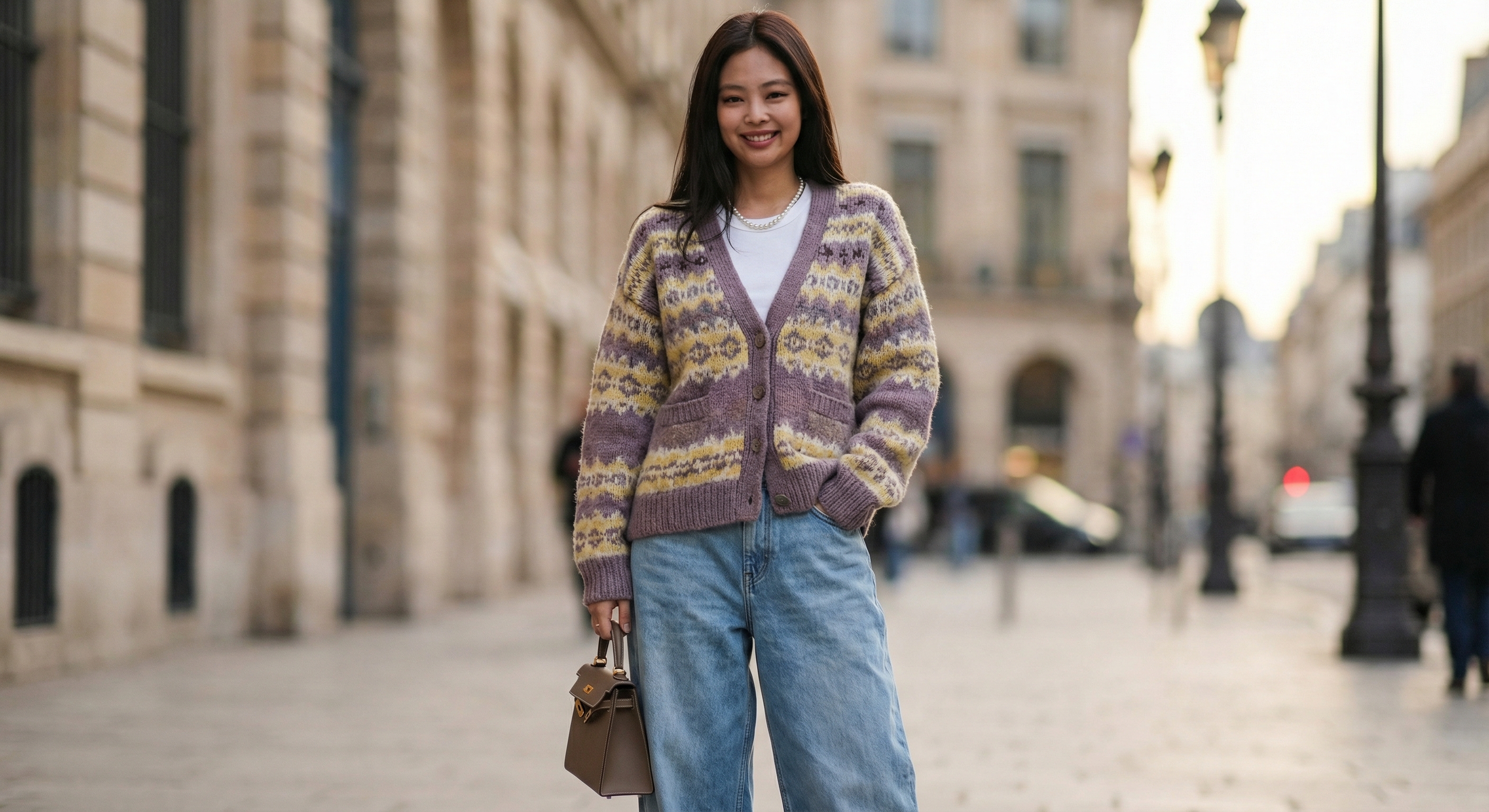 블랙핑크 제니가 빈티지 니트와 현대적인 데님을 믹스매치한 세련된 할매니얼 룩.