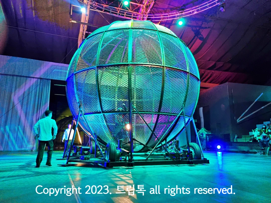 공모양 철장 안에 오토바이 한대가 들어갔다.