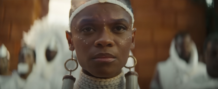 티찰라의죽음을추모하고있는동생슈리의모습