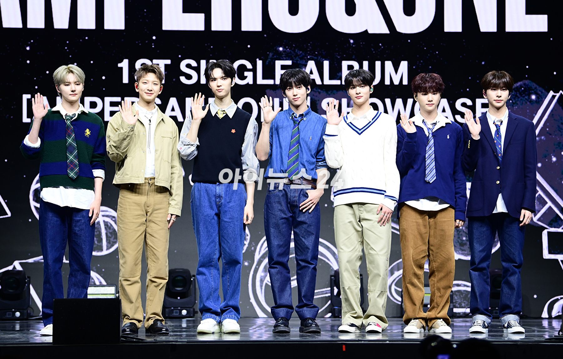 그룹 앰퍼샌드원이 15일 서울 용산구 한남동 블루스퀘어 마스터카드홀에서 열린 앰퍼샌드원(AMPERS&ONE) 데뷔 싱글 앨범 &#39;AMPERSAND ONE&#39; 발매 기념 프레스 쇼케이스에서 포즈를 취하고 있다. [사진=정소희 기자]