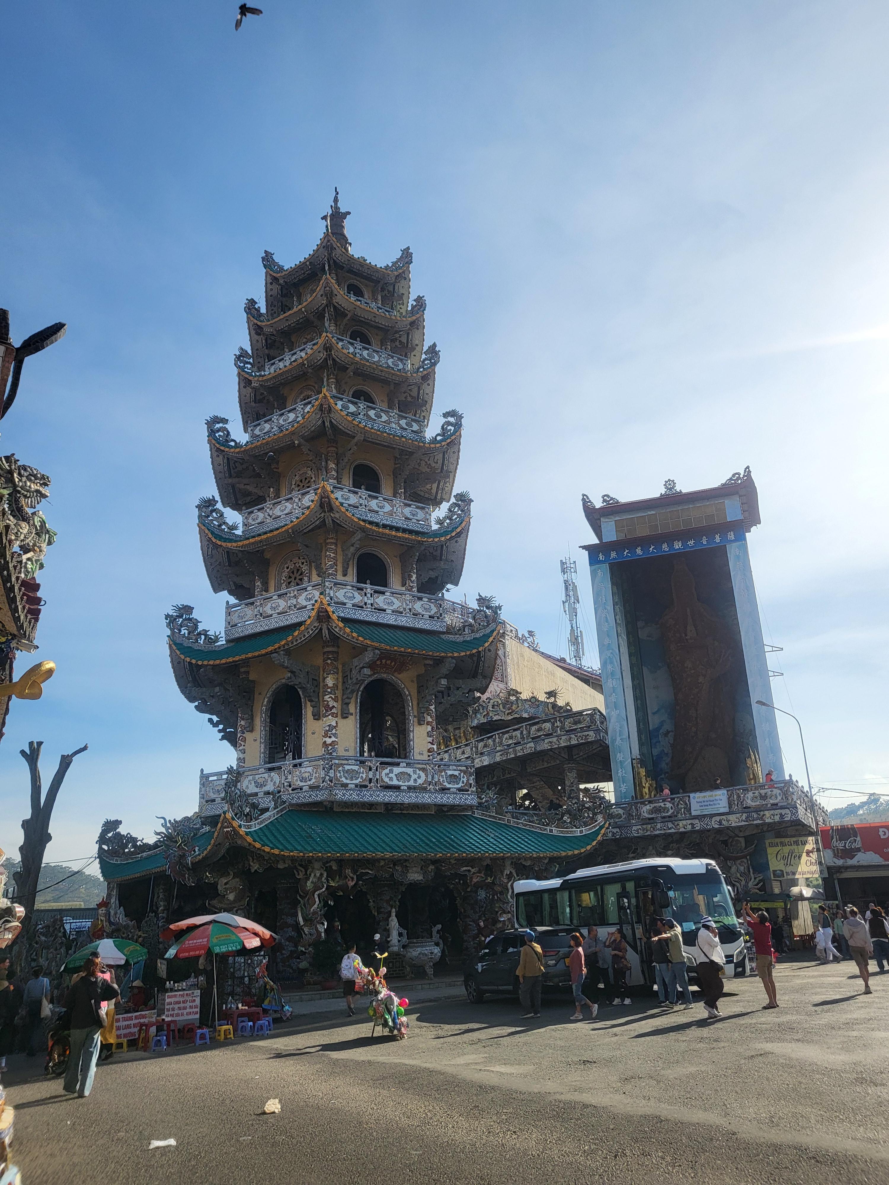 달랏 린푸억 사원: 초등 아이도 반한 유리 성! (다른 사원과 차이점/복장 팁)