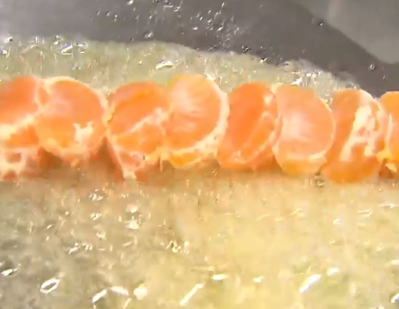 한 탕후루 업체가 쓰고 남은 설탕물을 빗물받이에 버려 논란에 휘말렸다. 사진은 생과일에 설탕 시럽을 발라 탕후루를 만드는 모습. [사진=KBS 보도화면 캡처]