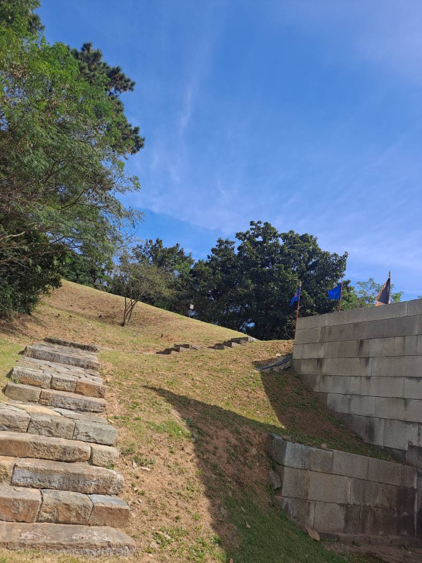 성벽 위 올라가는 계단