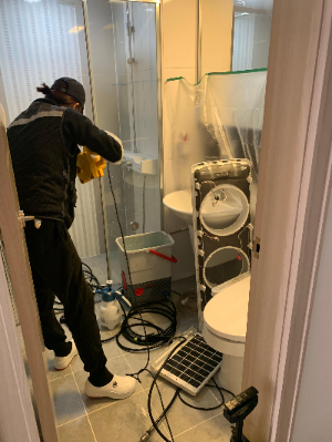 알트태그-에어컨 내부 분해 뒤 세척 중