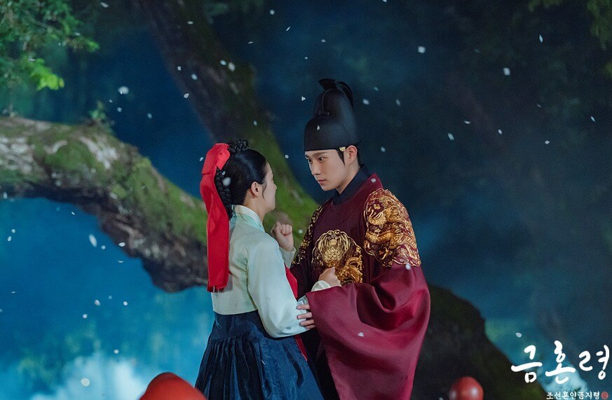 궁궐 나무 아래서 소랑의 손을 잡고 바라보는 이헌