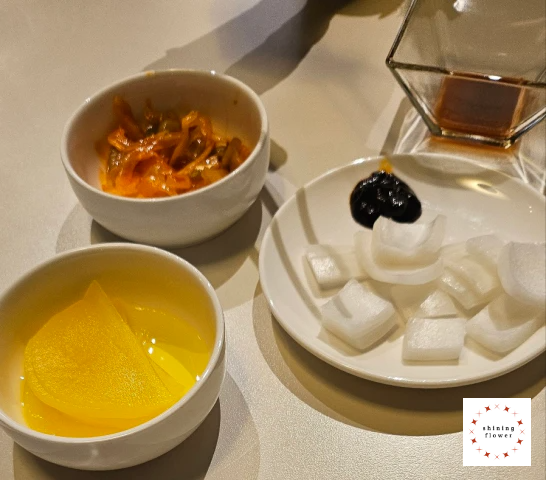 도이-기본반찬-짜사이-단무지-춘장과 양파-탕수육 초간장