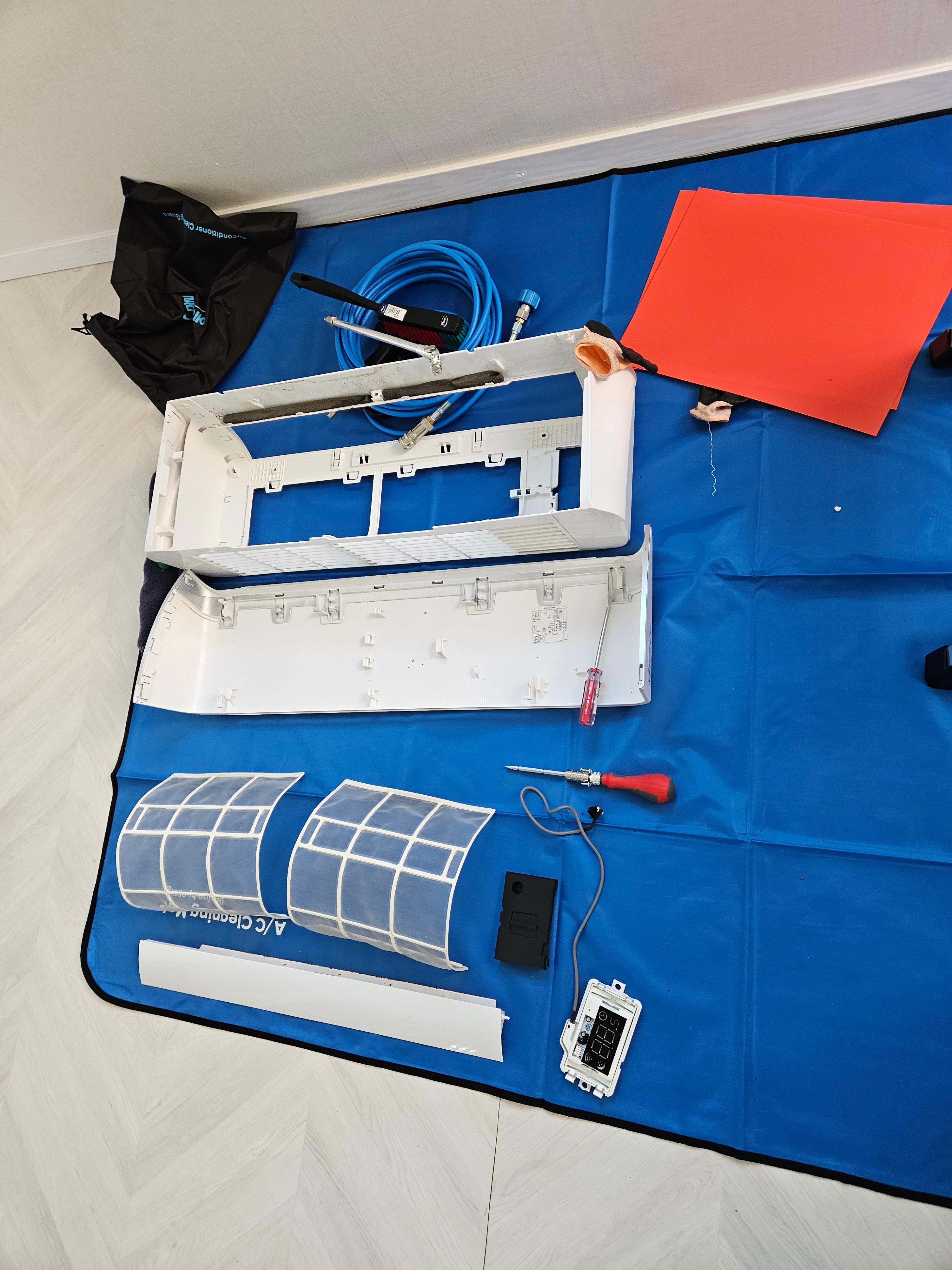 벽걸이에어컨분해 후 부품들