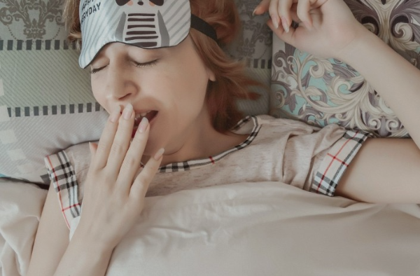 잠에서 자주 깨는 이유와 숙면의 중요성 및 도움이 되는 음식 관련 사진