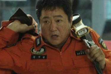 극의 중심을 잡는 리더 정진섭(곽도원)