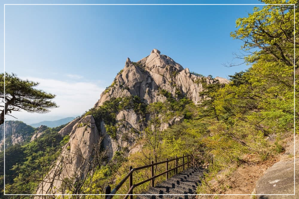 2025년 단풍 절정 시기 &ndash; 수도권&middot;충청권 단풍 명소 - 북한산 백운대 이미지 / 출처: visitseoul net